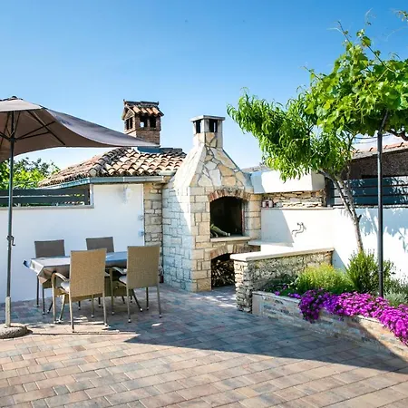 Holiday House Ladonja With A Private Pool בית נופש *