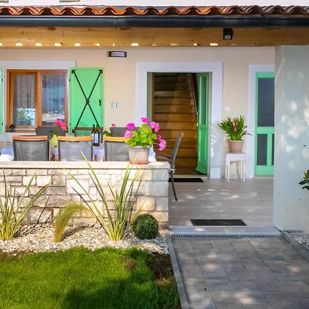 בית נופש Holiday House Ladonja With A Private Pool