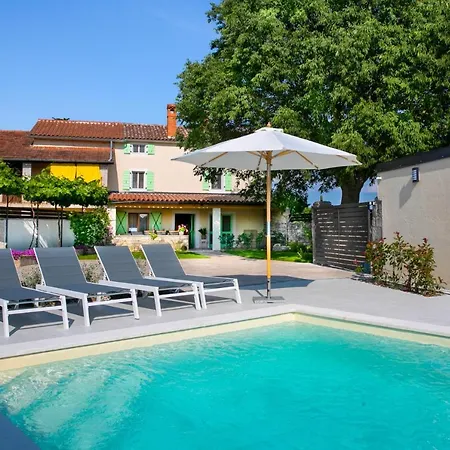 Holiday House Ladonja With A Private Pool 別荘 ベール