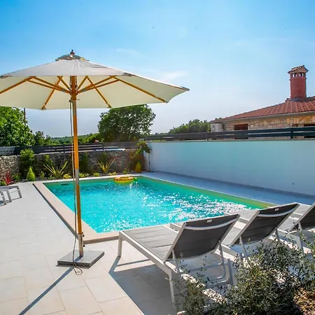 Holiday House Ladonja With A Private Pool בית נופש באלה