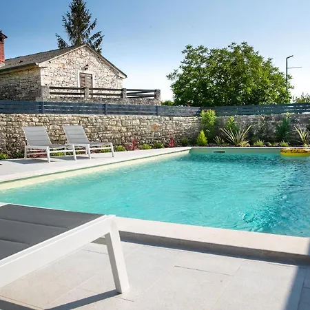 Holiday House Ladonja With A Private Pool 別荘 ベール